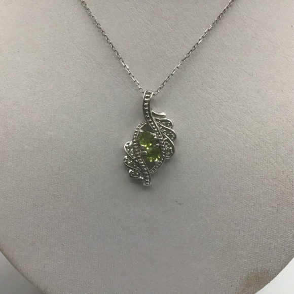Vintage Sterling Silver Necklace with green stones in an Elegant Leaf Design - Picture 3 of 7